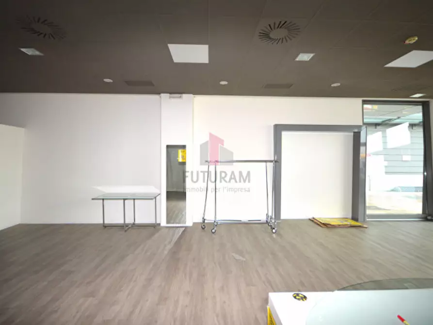 Immagine 4 di Negozio in affitto  in via vicenza a Torri Di Quartesolo