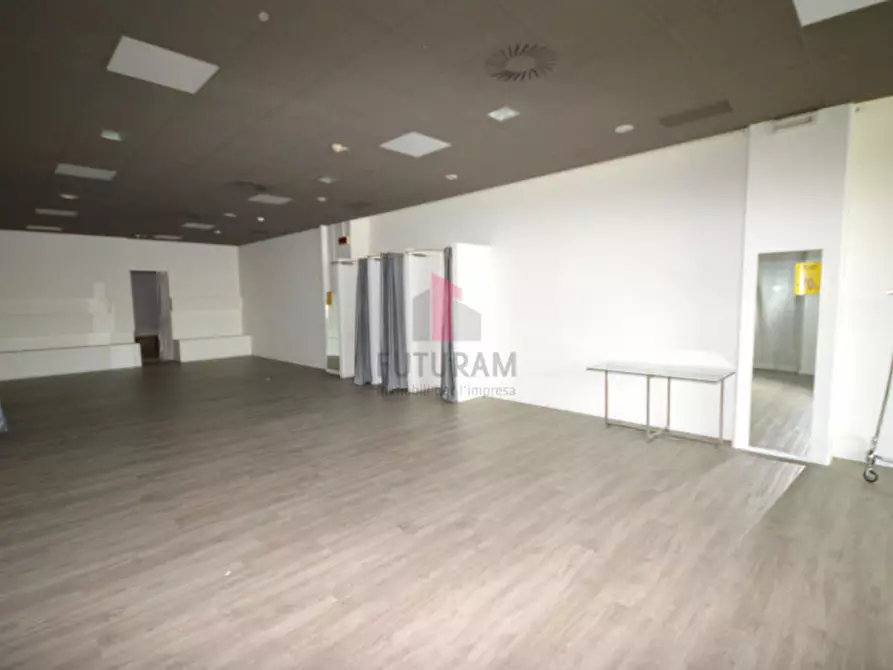 Immagine 5 di Negozio in affitto  in via vicenza a Torri Di Quartesolo