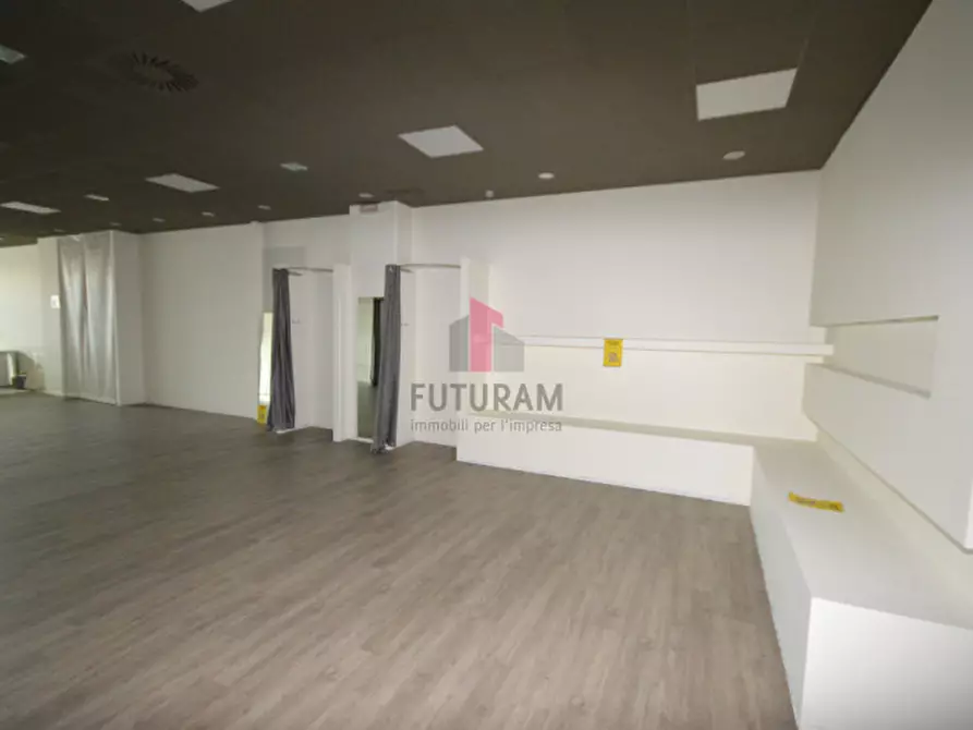 Immagine 6 di Negozio in affitto  in via vicenza a Torri Di Quartesolo