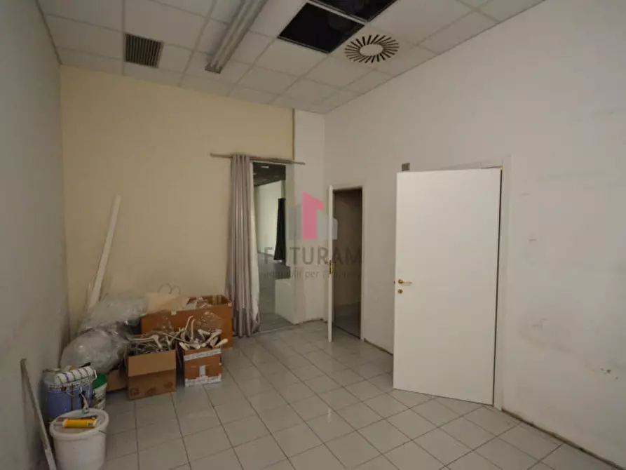Immagine 9 di Negozio in affitto  in via vicenza a Torri Di Quartesolo