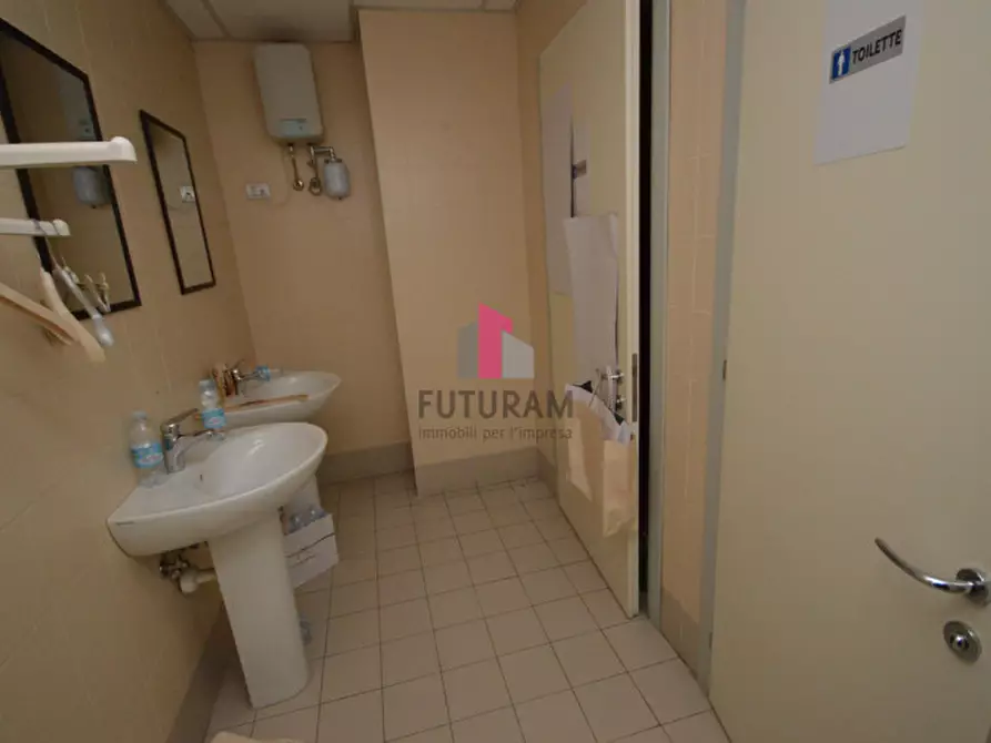 Immagine 10 di Negozio in affitto  in via vicenza a Torri Di Quartesolo