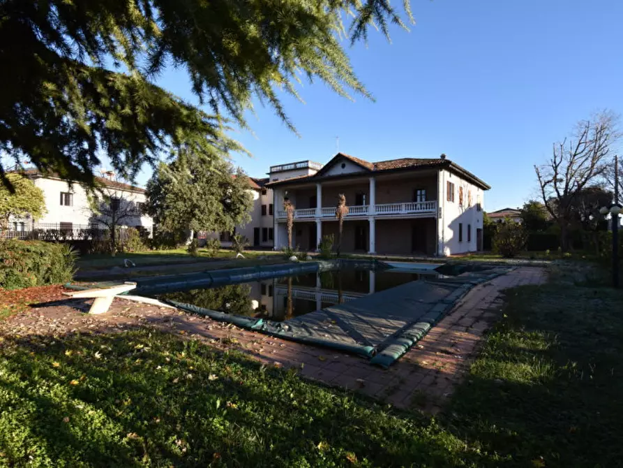 Immagine 1 di Villa in vendita  in via cavallotti a Montichiari