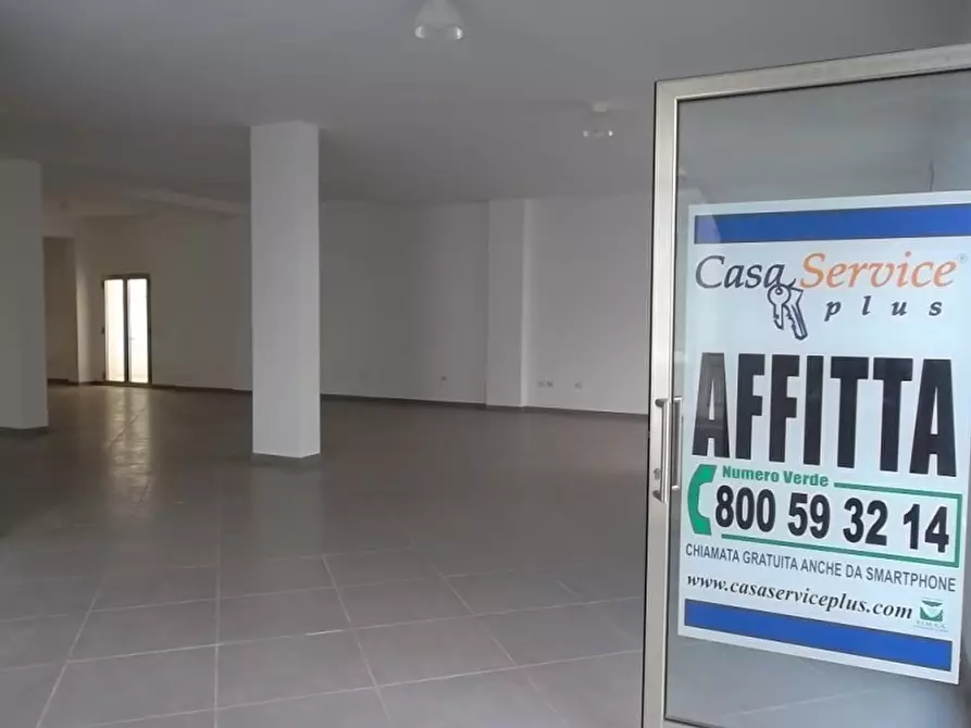 Immagine 4 di Negozio in affitto  a Parabita