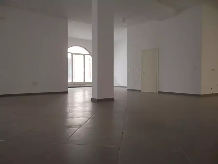 Immagine 6 di Negozio in affitto  a Parabita