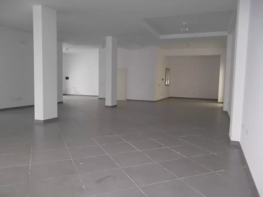 Immagine 7 di Negozio in affitto  a Parabita