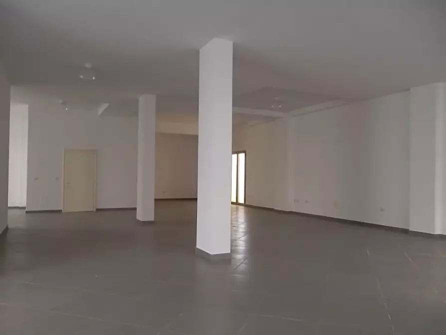 Immagine 8 di Negozio in affitto  a Parabita