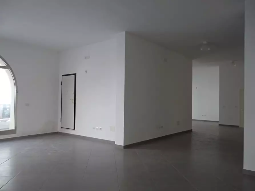 Immagine 9 di Negozio in affitto  a Parabita