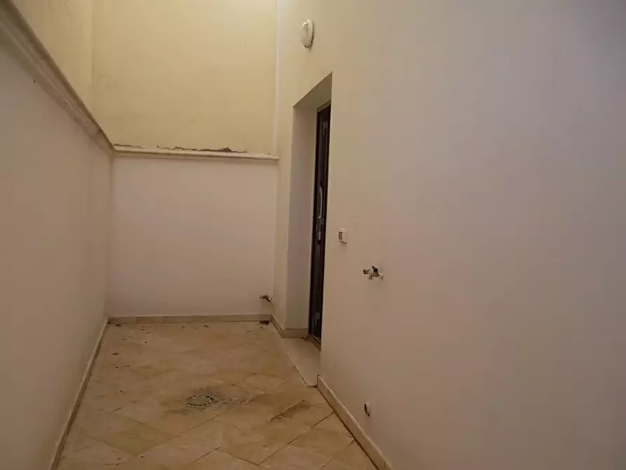 Immagine 10 di Negozio in affitto  a Parabita