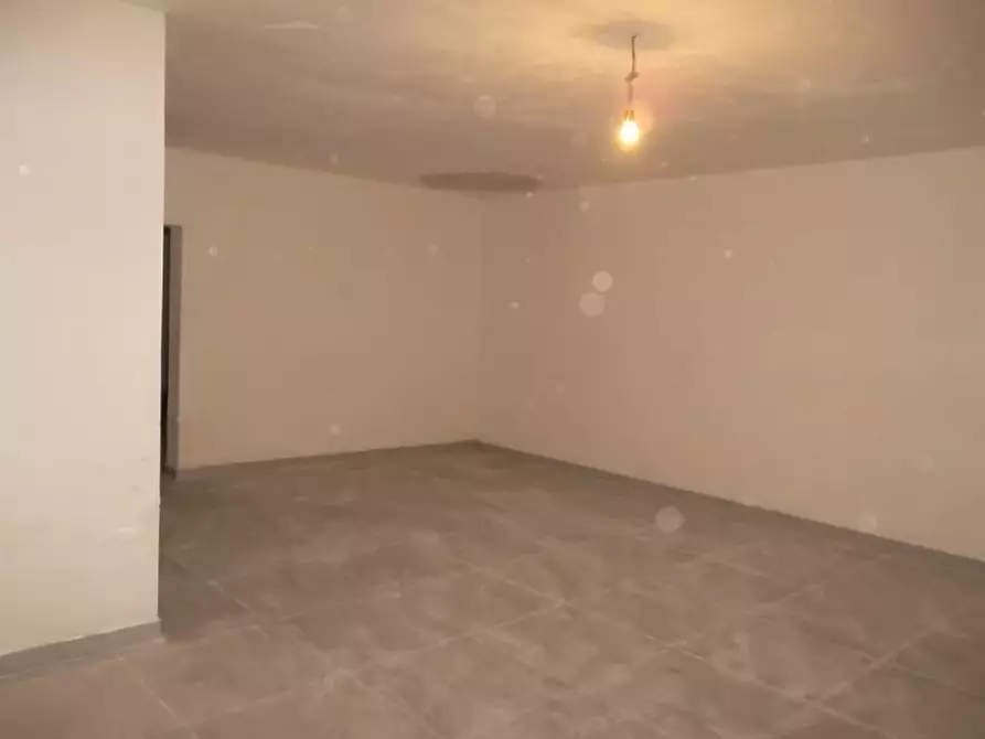 Immagine 11 di Negozio in affitto  a Parabita