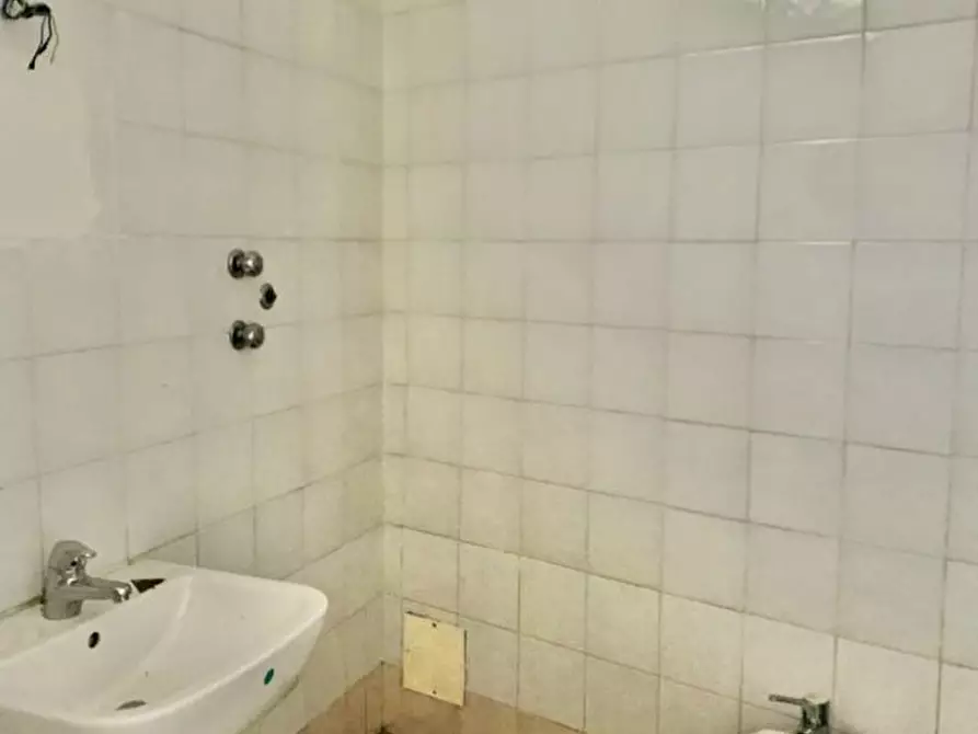 Immagine 4 di Negozio in vendita  in Via Cavallotti a Padova