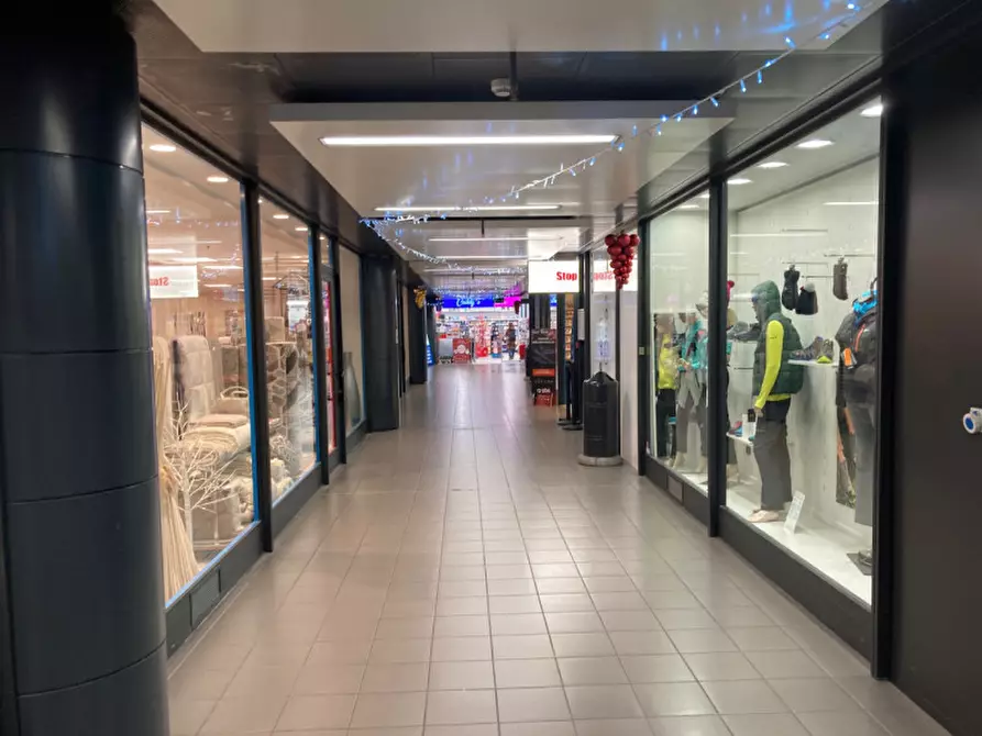 Immagine 3 di Negozio in vendita  in via del Brennero a Trento