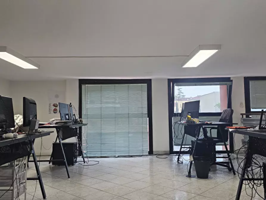 Immagine 8 di Negozio in vendita  a Padova