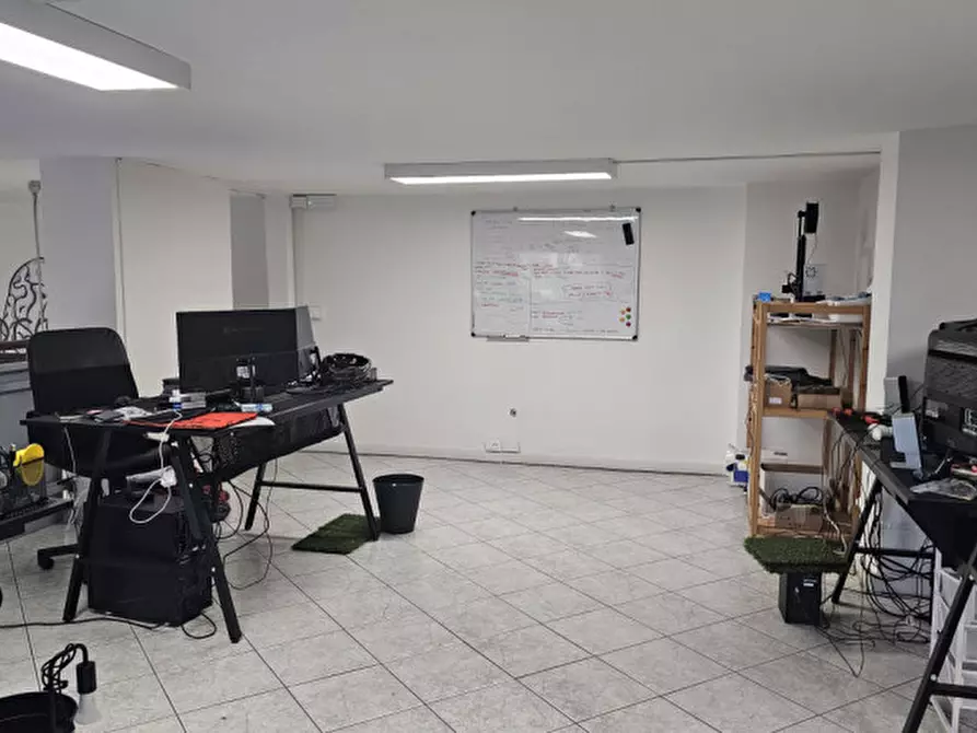 Immagine 9 di Negozio in vendita  a Padova