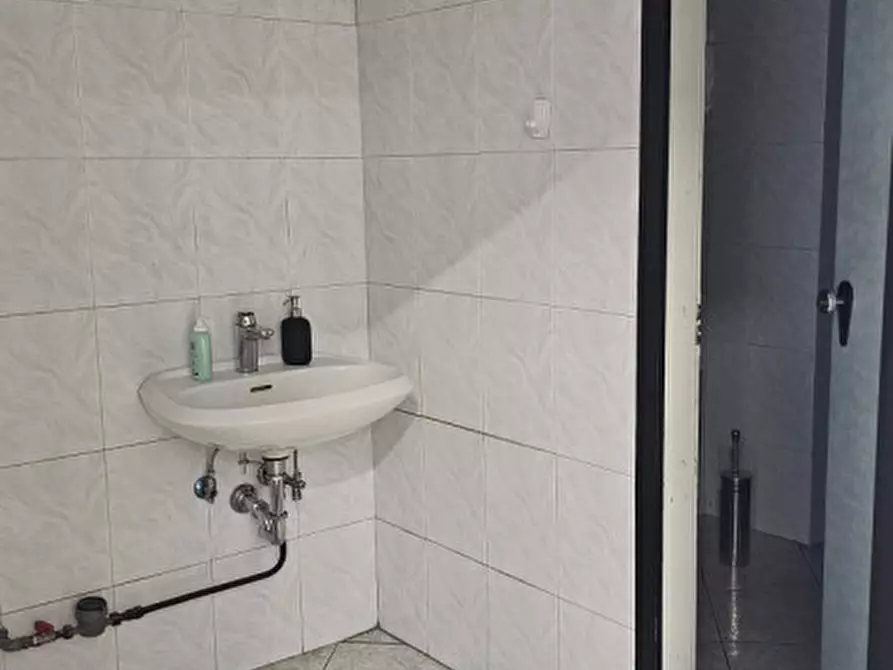 Immagine 12 di Negozio in vendita  a Padova