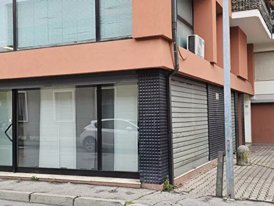 Immagine 14 di Negozio in vendita  a Padova
