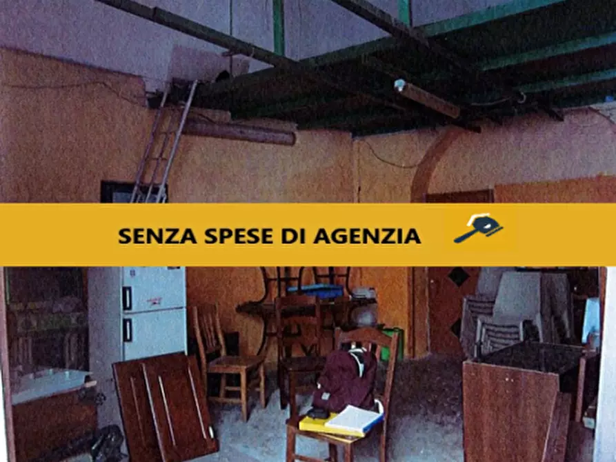 Immagine 1 di Negozio in vendita  in VIA DUCA DEGLI ABRUZZI, 63 a Napoli