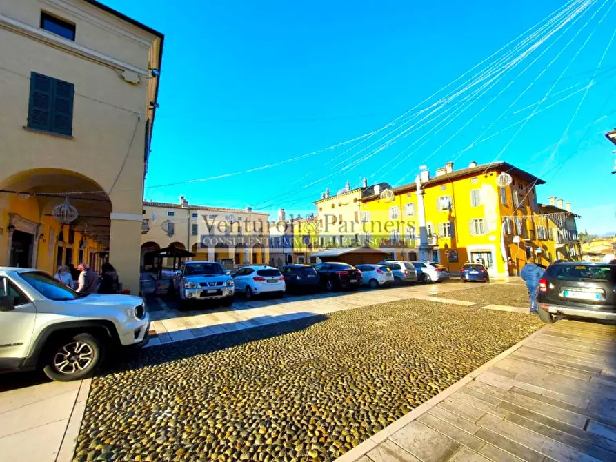 Immagine 1 di Negozio in affitto  in piazza ugo d'allò a Castiglione Delle Stiviere