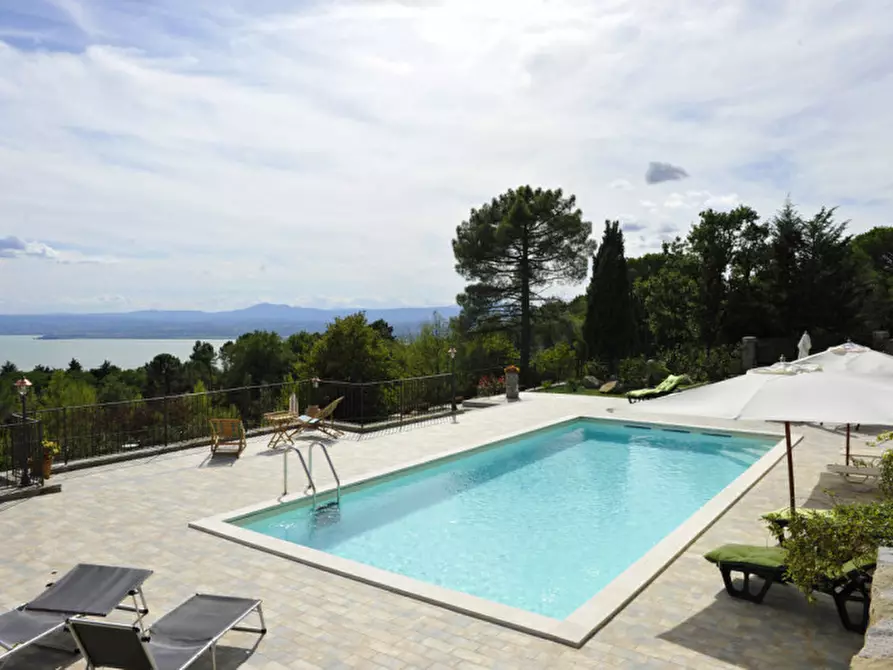 Immagine 5 di Villa in vendita  a Tuoro Sul Trasimeno