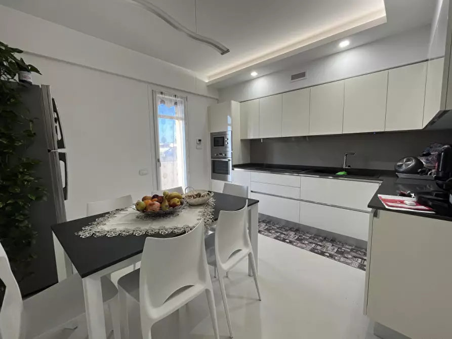 Immagine 2 di Appartamento in vendita  in Largo Antonio Cappellini a Rovigo