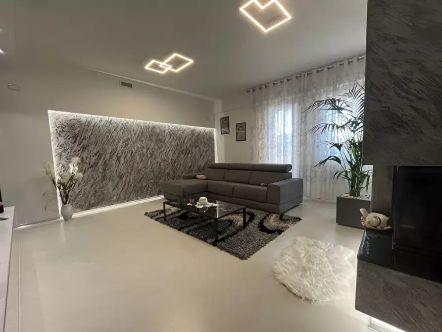 Immagine 3 di Appartamento in vendita  in Largo Antonio Cappellini a Rovigo