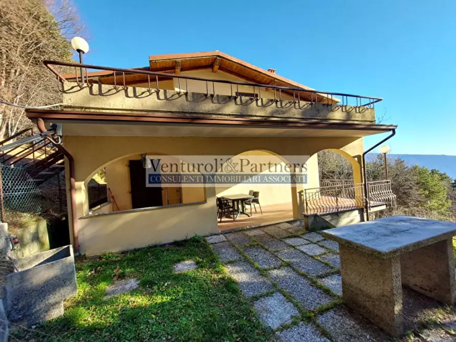 Immagine 1 di Villa in vendita  in via europa a Tignale