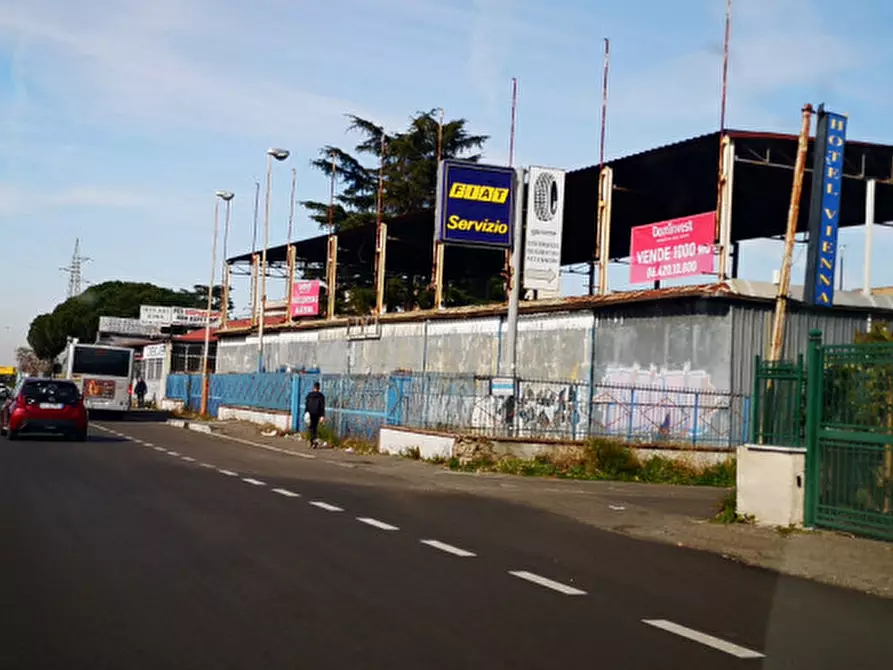 Immagine 2 di Negozio in vendita  in Via Tuscolana a Roma