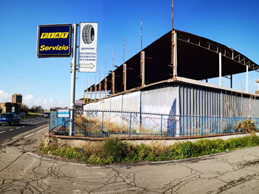 Immagine 4 di Negozio in vendita  in Via Tuscolana a Roma