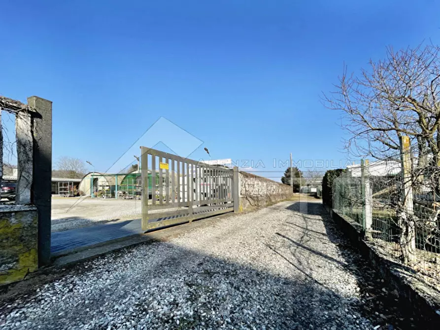 Immagine 17 di Attività commerciale in vendita  in strada statale biellese 142 a Borgomanero