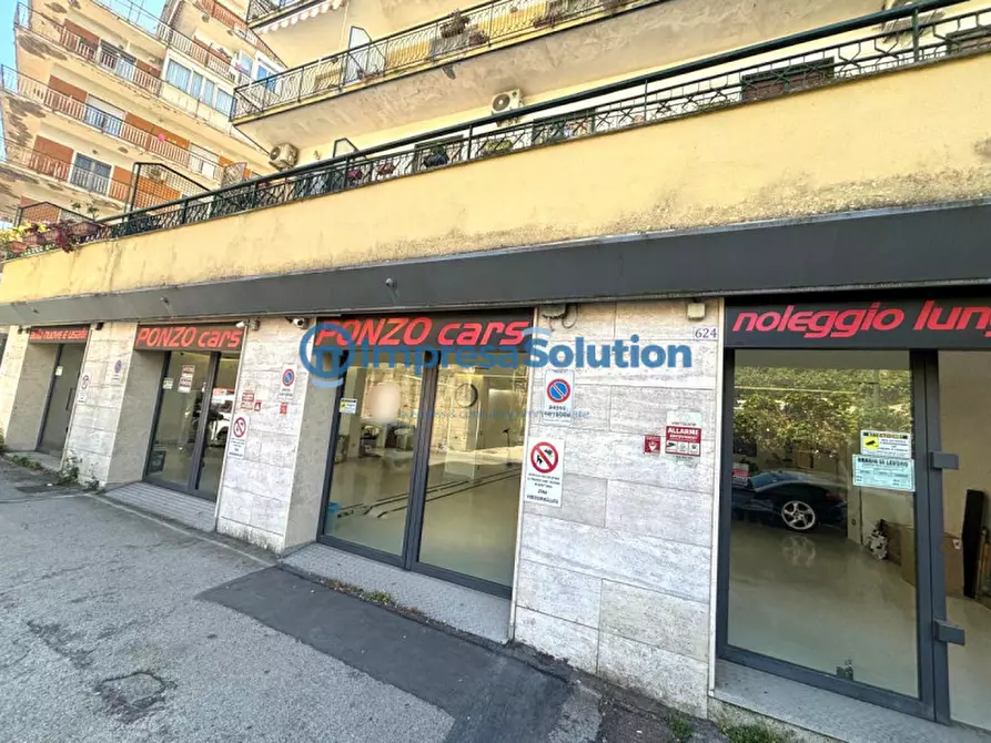 Immagine 1 di Negozio in affitto  in Via Gabriele Jannelli a Napoli