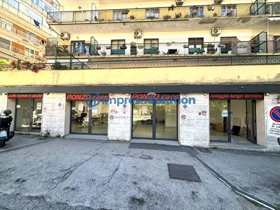 Immagine 2 di Negozio in affitto  in Via Gabriele Jannelli a Napoli