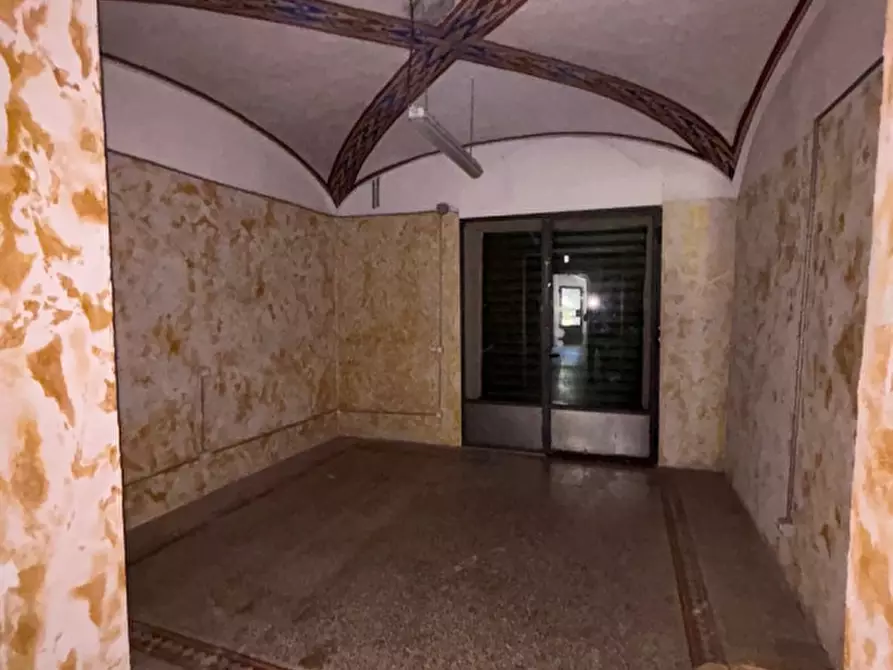 Immagine 1 di Negozio in affitto  in PIAZZA ACCIAIOLI a Firenze