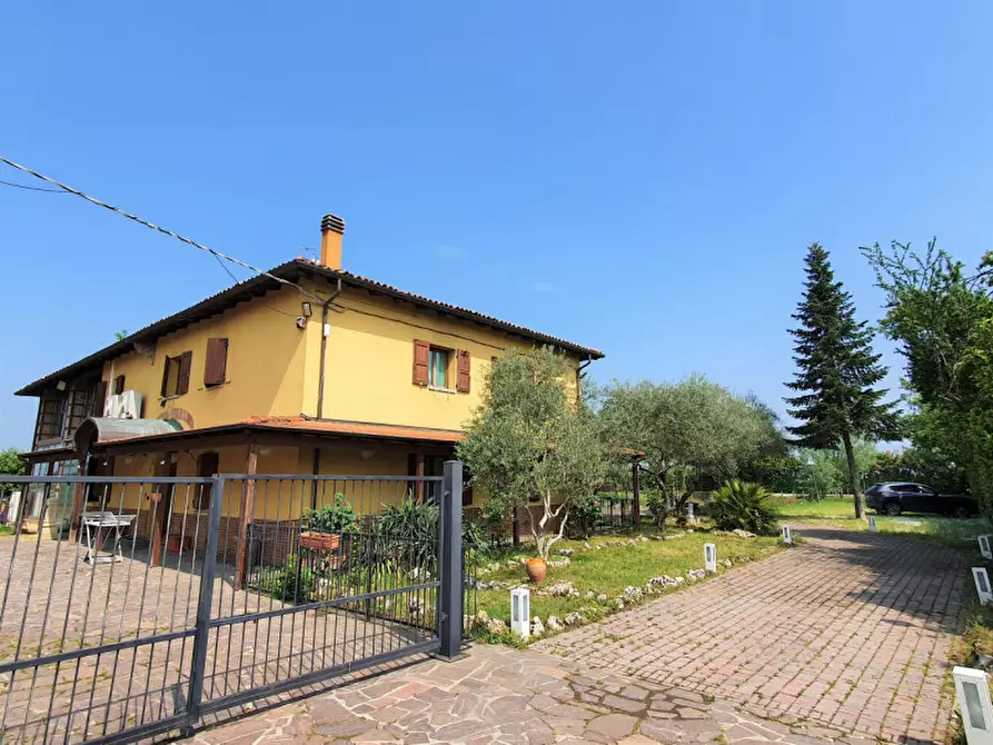 Immagine 1 di Villa in vendita  in Via Alessandro Tassoni a Bologna
