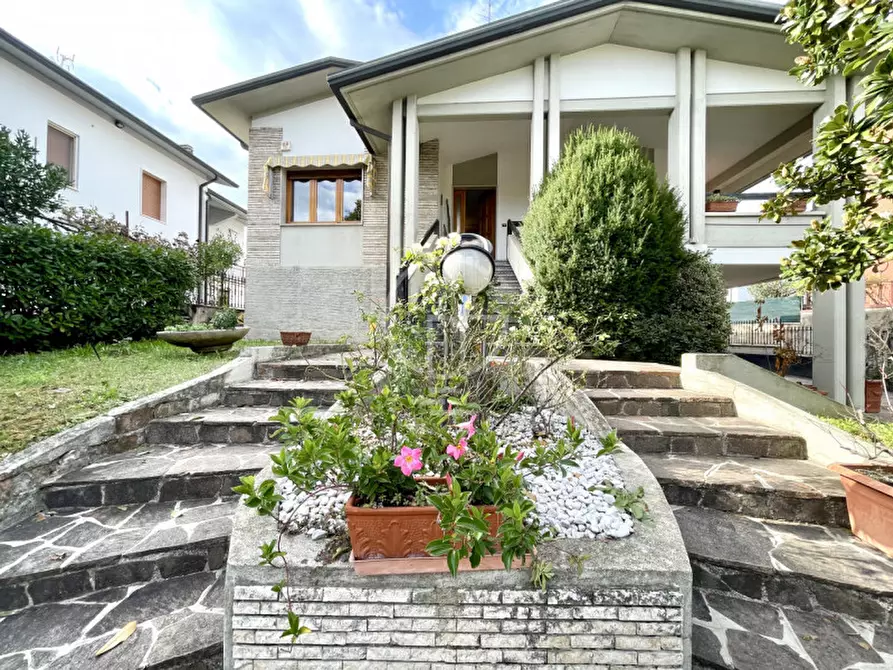 Immagine 1 di Villa in vendita  a Desenzano Del Garda