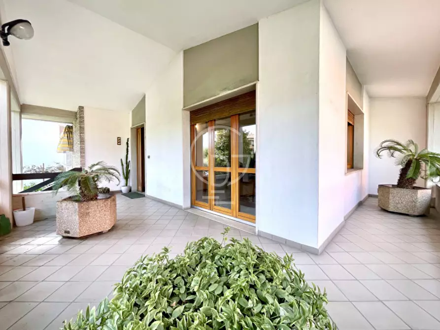 Immagine 2 di Villa in vendita  a Desenzano Del Garda