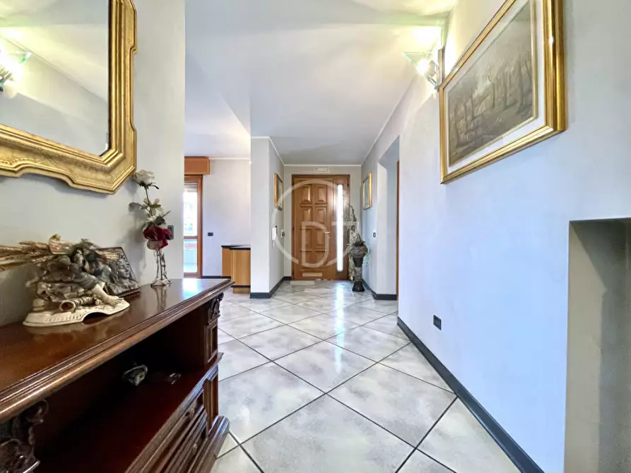 Immagine 3 di Villa in vendita  a Desenzano Del Garda