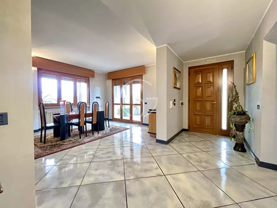 Immagine 4 di Villa in vendita  a Desenzano Del Garda