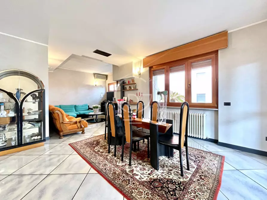 Immagine 10 di Villa in vendita  a Desenzano Del Garda