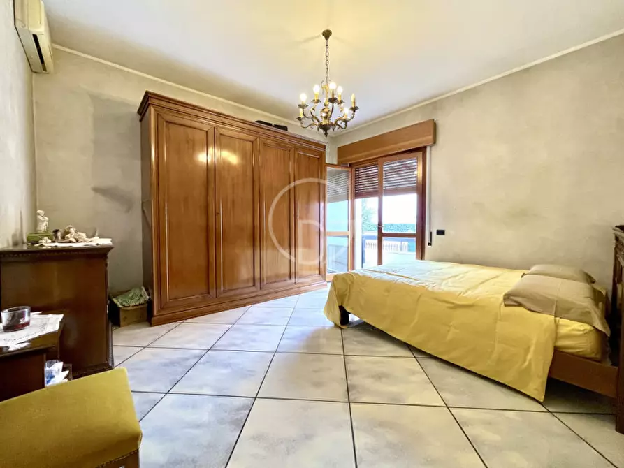 Immagine 11 di Villa in vendita  a Desenzano Del Garda