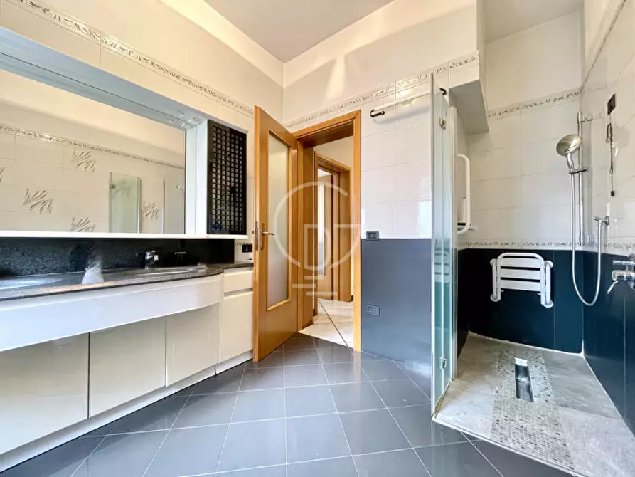Immagine 17 di Villa in vendita  a Desenzano Del Garda