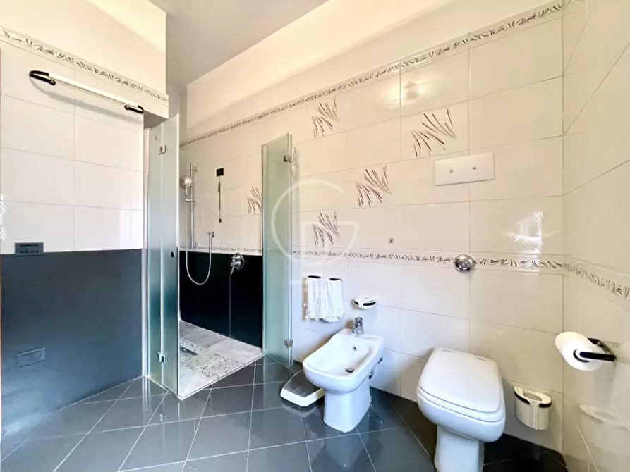 Immagine 18 di Villa in vendita  a Desenzano Del Garda