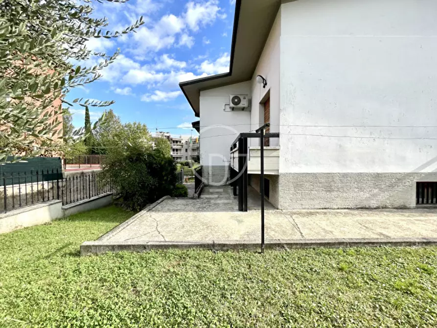 Immagine 20 di Villa in vendita  a Desenzano Del Garda