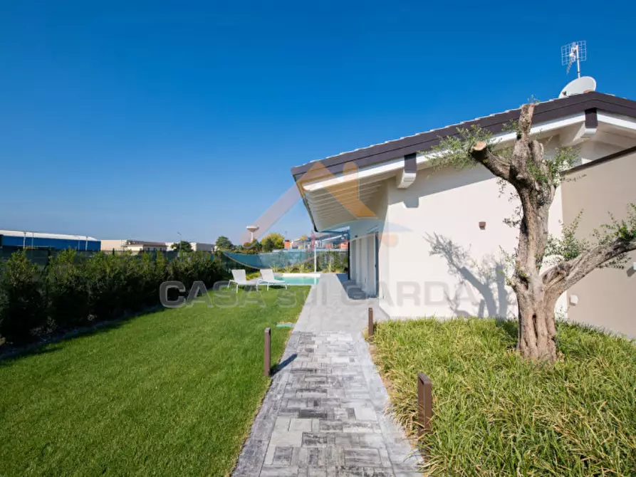 Immagine 11 di Villa in vendita  a Puegnago Sul Garda