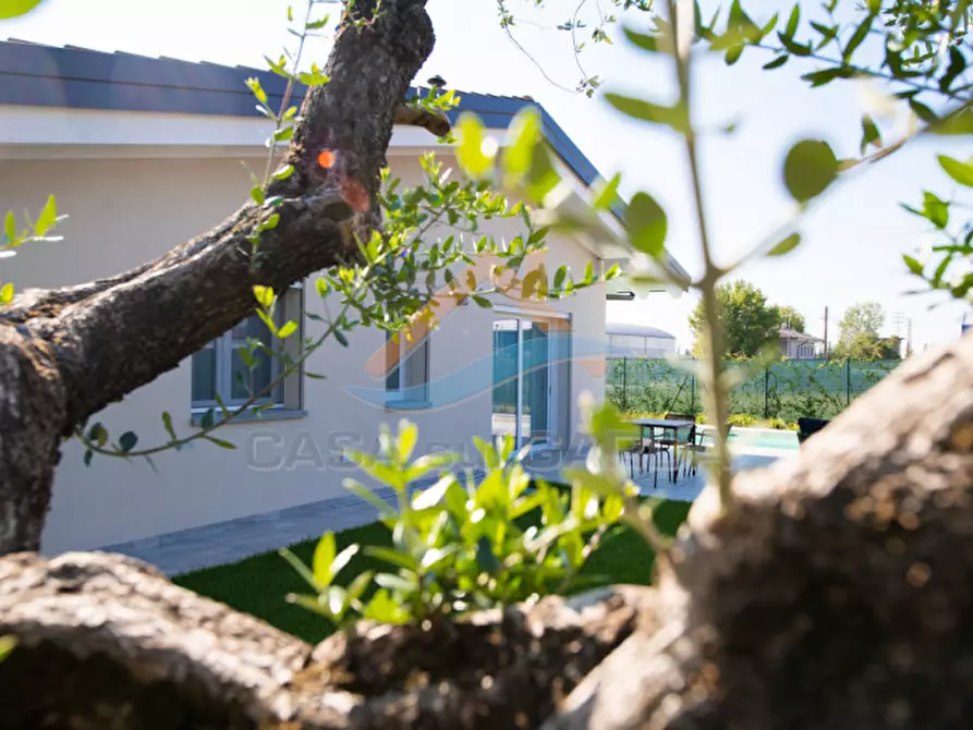 Immagine 13 di Villa in vendita  a Puegnago Sul Garda