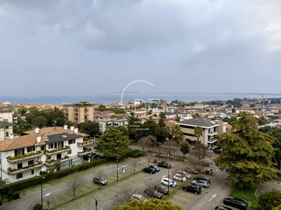 Immagine 12 di Attico in vendita  in Viale Cavour a Desenzano Del Garda
