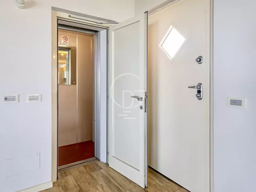 Immagine 18 di Attico in vendita  in Viale Cavour a Desenzano Del Garda