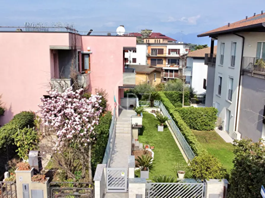 Immagine 1 di Villa in vendita  in Via G. Pascoli a Desenzano Del Garda