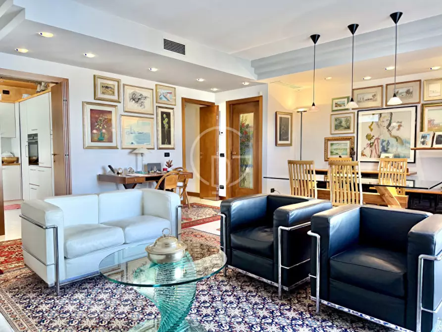 Immagine 2 di Villa in vendita  in Via G. Pascoli a Desenzano Del Garda