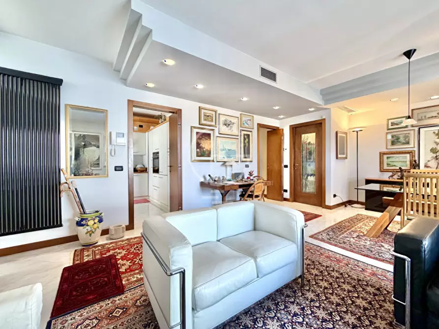 Immagine 3 di Villa in vendita  in Via G. Pascoli a Desenzano Del Garda