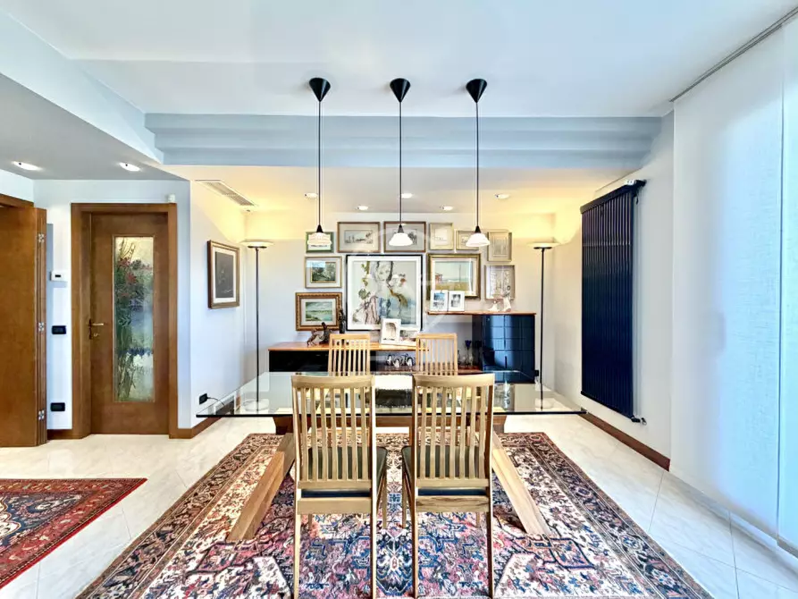 Immagine 4 di Villa in vendita  in Via G. Pascoli a Desenzano Del Garda