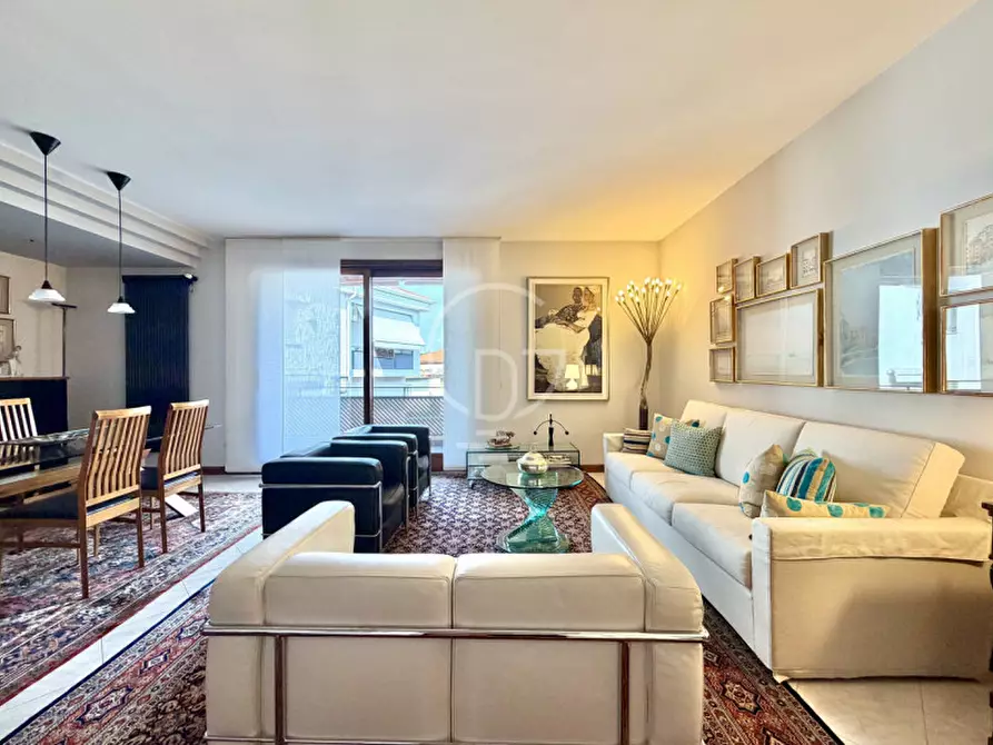 Immagine 5 di Villa in vendita  in Via G. Pascoli a Desenzano Del Garda